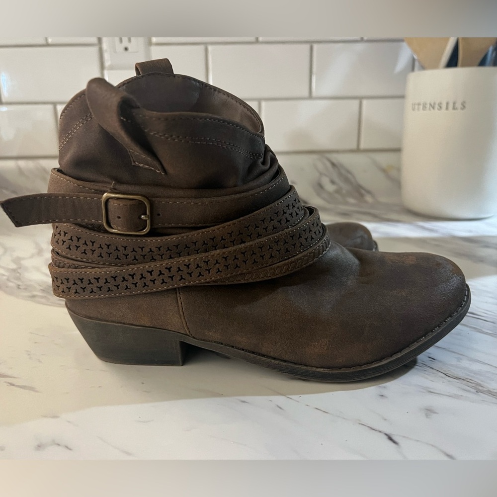 Girls dark brown ankle boots. Not Rated brand.